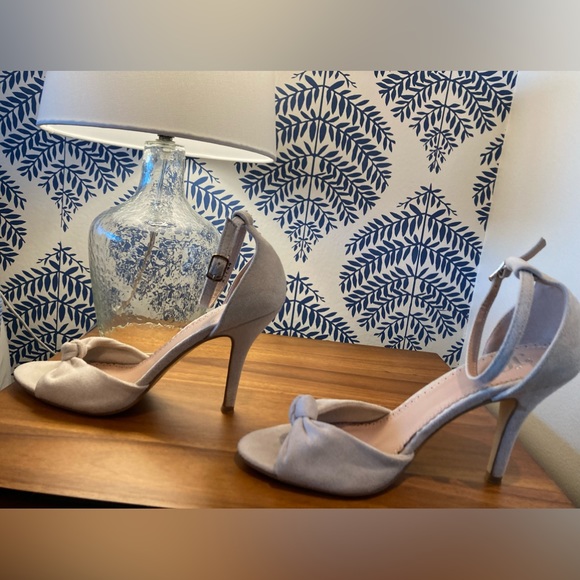 Cream suede heels.  Size 8 - Picture 7 of 9